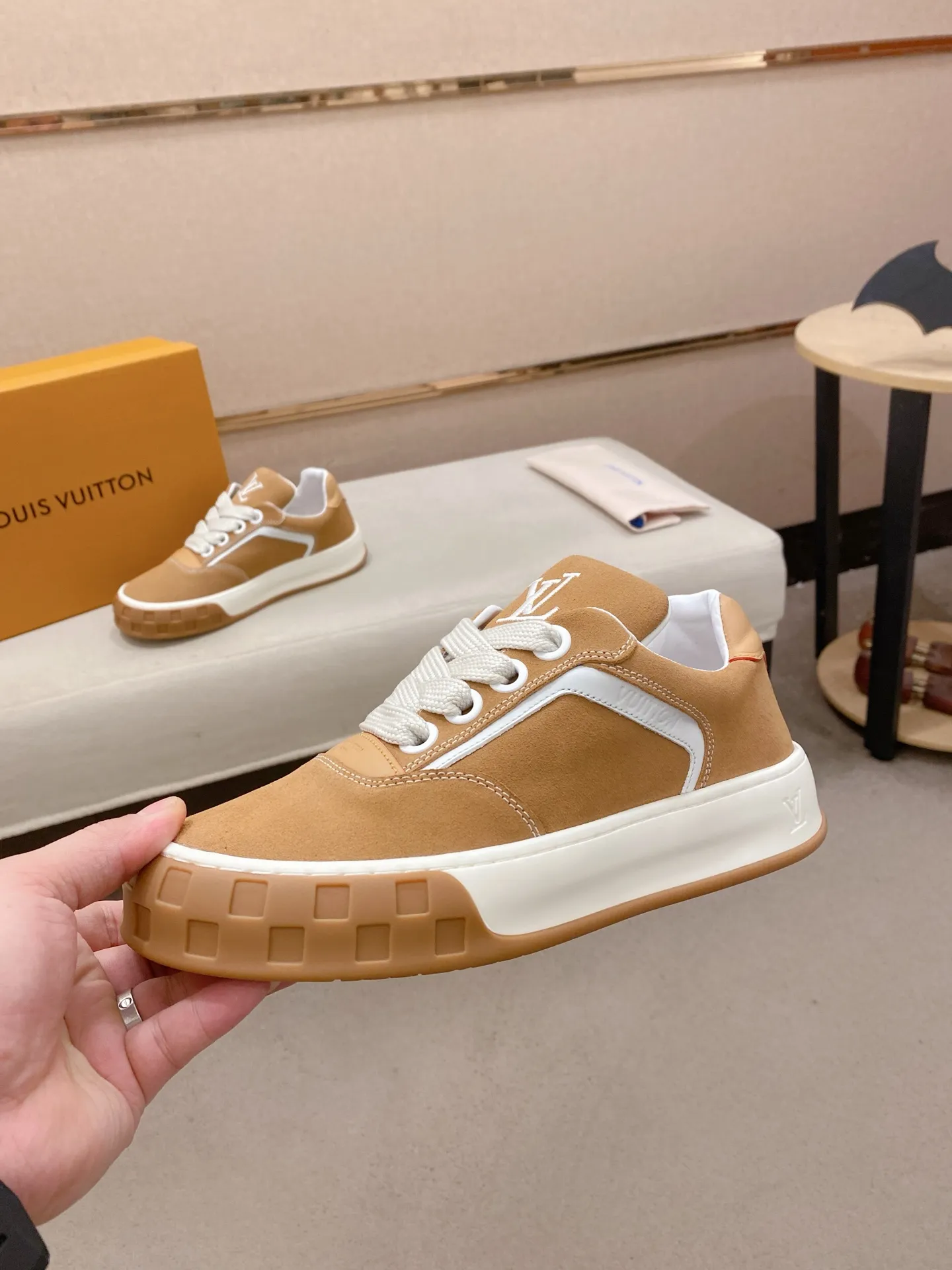 Factory price: 480💰 LV 🫏The colorful interpretation of BUTTERSOFT sneakers combines sheepskin, The colorful interpretation of LV BUTTERSOFT sneakers combines sheepskin and calfskin for a super soft feel. Designed by Pharrell Williams, this '60s-inspired shoe features a padded upper that's been crafted by Louis Vuitton craftsmen to further enhance the comfort of the leather. In addition to the LV initials, it features multiple signatures, including natural leather trim and an embossed pattern of Pharrell Williams and lobster on the side, referencing the Fall/Winter 2025 men’s show. A must-have artifact for fashionistas✅ Code number 38-44